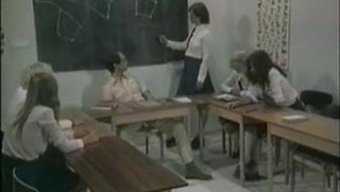 Öğretmenler Sıcak Seks Videosunda Okul Kızıyla Karşılaşıyorlar