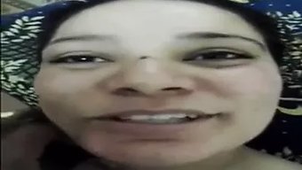 Yaşlı Ve Genç Bebekler Web Kamerasında Yaramazlık Yapıyorlar
