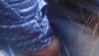 Genç Üniversiteli Kadın Toplu Taşımada Ellerin Serbest Dolaşmasına Izin Veriyor