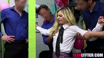 Sarışın Bir Genç Ve Güvenlik Görevlilerinin Yer Aldığı Bir Grup Seks Orgisinin Pov Videosu
