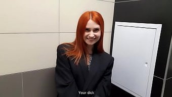 Kızıl Saçlı Bir Genç, Tuvalette Iş Arkadaşına Sakso Çekiyor