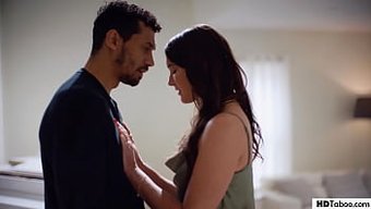 Büyük Siyah Yarak, Tabu Aldatma Seks Sırasında Neredeyse Kameraya Yakalanıyor