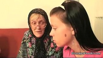Yaşlı Kadın Ve Genç Kız, Azgın Erkekle Üçlü Yapıyorlar