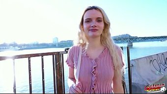 Cılız Alman Genç Amber Kawaii, Kocaman Bir Alete Biniyor Ve Üstüne Boşalıyorlar.