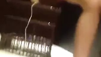 Çinli Güzellik, Seks Oyuncaklarıyla Vahşi Bir Yolculuğun Tadını Çıkarıyor