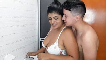 Olgun Latin Üvey Anne Duşta Sakso Çekiyor Ve Beni Boşaltıyor