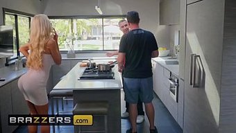 Milf Courtney Taylor, Büyük Doğal Göğüsleri Ve Sıkı Poposuyla Beceriliyor