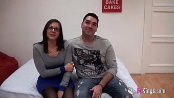 Bir Genç Çift, Cinselliklerini Ilk Kez Kamerada Keşfediyor.