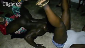 Doğum Günü Partisinde Milf Mastürbasyon Ve Penis Emme Yapıyor