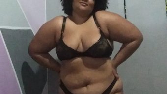 Brezilyalı Dansçı, Kıvrımlarını Sergiliyor Ve Ritmine Geçiyor