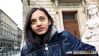 Shrima Malati, Halka Açık Alanda Etkileyici Bir Derin Boğaz Performansı Sunuyor
