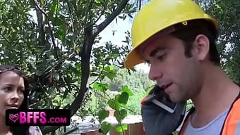 Üç Genç Kızın Inşaat Işçisiyle Üçlü Yaptığı Hd Video