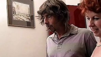 Azgın Genç Ve Olgun Çift, Ev Yapımı Bir Videoda Genç Çiftle Grup Seksin Tadını Çıkarıyorlar