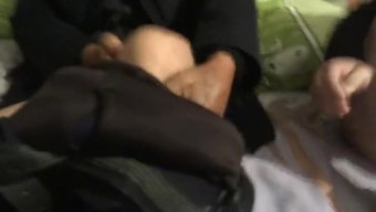 Olgun Asyalı Adam, Açık Bir Videoda Penisini Temizliyor