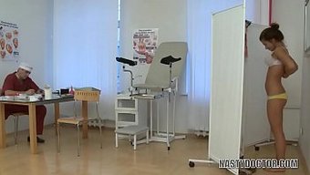 Masum Genç, Yaşlı Doktordan Anal Ve Vajinal Yalama Alıyor
