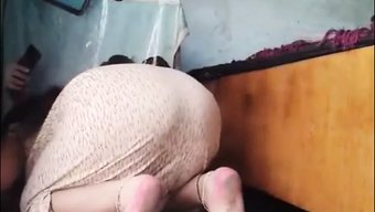 Büyük Popolu Olgun Üvey Annenin Yerleri Yıkadığı Amatör Bir Video
