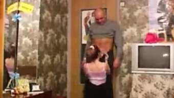 Genç Üvey Kız Kardeş, Dışarı Çıkmadan Önce Üvey Baba Tarafından Tokatlanıyor