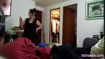Temizlikçinin Önünde Mastürbasyon Yaparak Ve Onun Geniş Göğüslerini Okşayarak