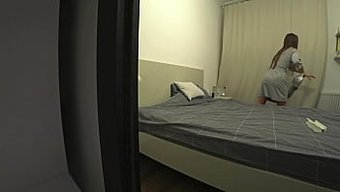 Kocasının Arkadaşı Borcunu Karısıyla Seks Yaparak Kapatıyor: Otantik Video