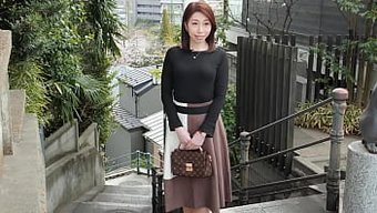 Olgun Japon Kadının Ilk Açık Videosu: Miharu Hisamatsu'Nun Samimi Kendini Tatmin Seansı