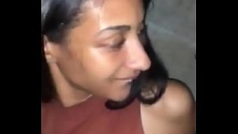 Iç Çamaşırındaki Güzel Bir Kız, Bir Partide Büyük Bir Sikle Orgazm Oluyor.
