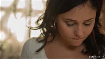 Marie, Çarpıcı Bir Esmer Genç, Büyük Beyaz Bir Yarrağın Içine Boşalıyor