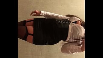 Milf Karısı Emma Kohn, Ev Yapımı Bir Videoda Kıvrımlı Ve Sulu Poposunu Sergiliyor