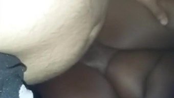 Olgun Siyah Kadın, Genç Bir Erkek Tarafından Arkadan Beceriliyor