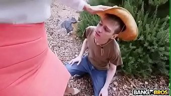 Olgun Bir Kadın, Dışarıda Kendini Oral Zevkle Tatmin Ediyor