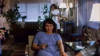 Üç Sıcak Ev Arkadaşı Retro Bir Videoda Üçlü Yapıyorlar