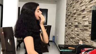 Kolombiyalı Güzellik Üvey Erkek Kardeşine Sakso Çekiyor - Boşalma Ağzı
