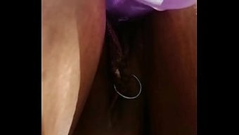Milf Amatör, Devasa Bir Dildo Ile Kendini Tatmin Ediyor