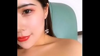 Komşu Kızı Açık Bir Videoda Yaramaz Oluyor