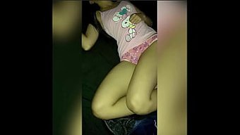 Sevimli Üvey Kuzeninin Sikiştiği Gerçek Amatör Video