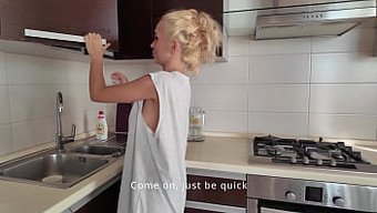 Güzel Kadın, Komik Ve Hardcore Bir Sahnede Sert Anal Ve Vajinal Seks Yapıyor.