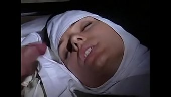 Büyük Aletli Rahibeler Daha Fazla Penis Için Şarkı Söylüyor Ve Dua Ediyor