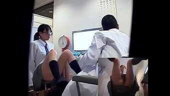 Japon Okul Kızı, Ateşli Bir Karşılaşmada Doktorundan Tıbbi Muayene Alıyor.