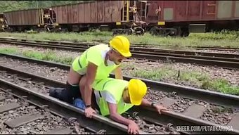 Adamlar Öğle Yemeğinde Sikişti Ve Meslektaşına Süt Yaptılar.