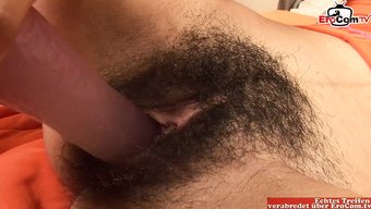 Büyük Doğal Göğüslere Sahip Minyon Latin Genç, Bir Dildo Ile Sakso Çekiyor Ve Sikişiyor