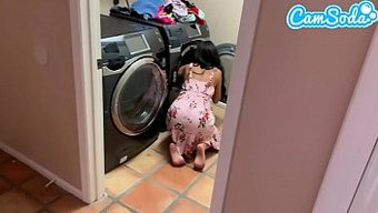Genç Üvey Kız Kardeşinin Tıraşlı Amcığı Cowgirl Pozisyonunda Sikişti