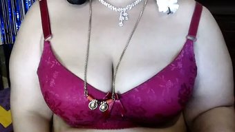 Asyalı Milf Çıplak Soyunup Dans Ediyor