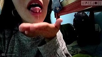 Göz Alıcı Genç Bir Latin Kadın Akıl Almaz Bir Oral Seks Yapar Ve Ağzına Dolu Dolu Alır