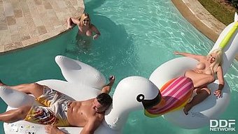 Katy Jayne Ve Vittoria Dolce'Un Vahşi Havuz Kenarında Macerası
