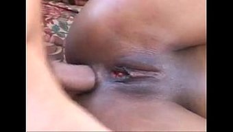 Genç (18+) Siyah Bir Erkek Tarafından Anal Olarak Beceriliyor