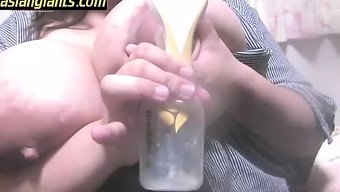 Büyük Doğal Göğüsleri Ve Süt Dolu Göğüsleri Olan Asyalı Kız