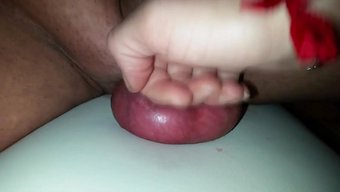 Genç Ve Itaatkar Bir Eş, Femdom Partneri Tarafından Domine Ediliyor.