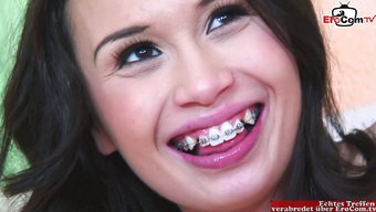 Minyon Asyalı Genç Sasha Yung, Dağınık Bir Creampie'Nin Tadını Çıkarıyor