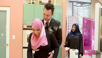 Kahverengi Tenli Genç Ella Knox'Un Sıkı Poposu, Babasının Penisine Biniyor