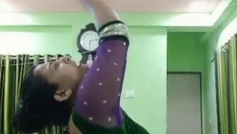 Olgun Bhabi, Bu Ateşli Videoda Genç Bir Sevgiliyle Başa Çıkıyor