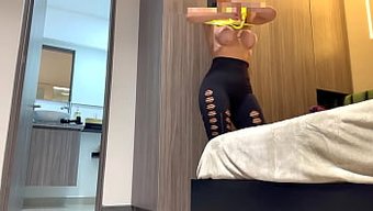 Bir Fitness Modelinin Büyük Göğüslerinin, Poposunun Ve Külotunun Etek Altı Görünümü
